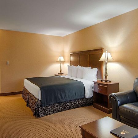 Grand Hotel At Bridgeport Tigard Exterior photo