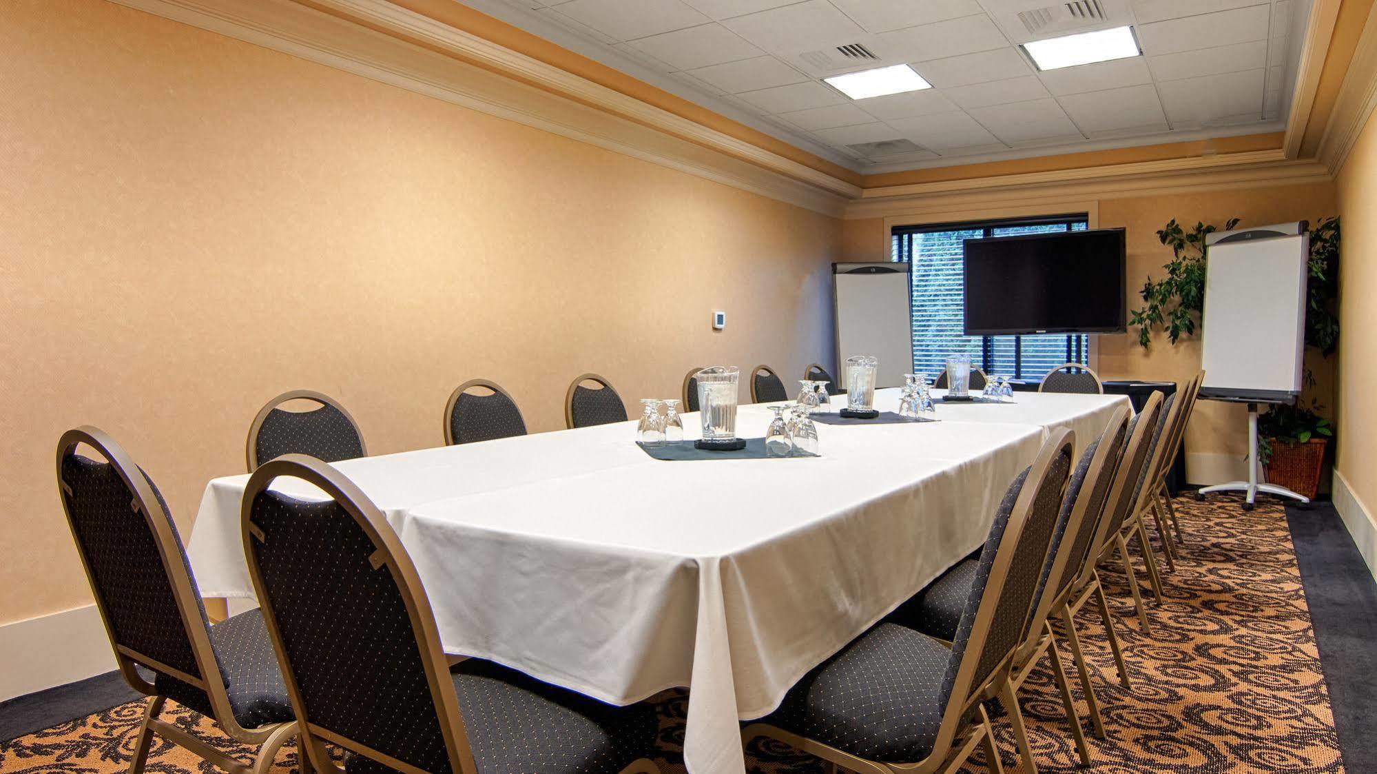 Grand Hotel At Bridgeport Tigard Exterior photo