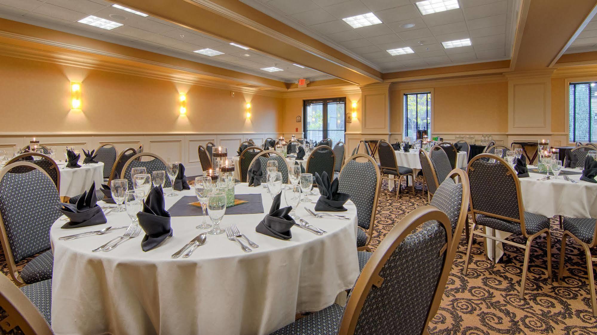 Grand Hotel At Bridgeport Tigard Exterior photo